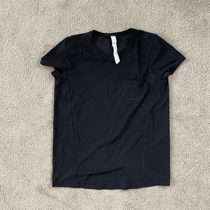 lululemon moisture wicking tshirt in black, size 4